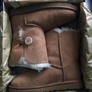 UGG• Bailey Button- Short • size 8